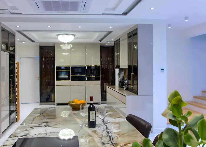 Malibu Sunrise Villa *