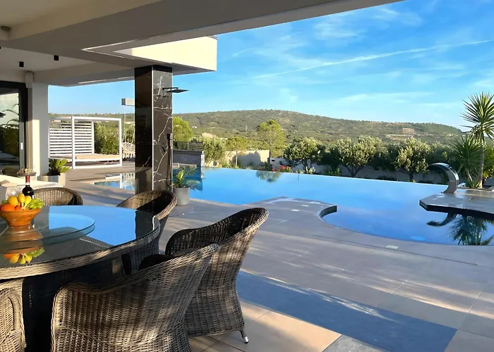 Malibu Sunrise Villa *